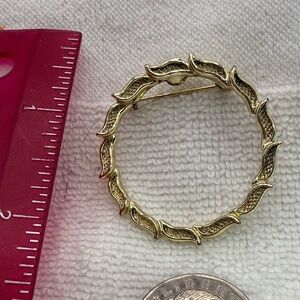 Gerry’s1960’s Gold Tone Abstract Wreath Brooch Pin -